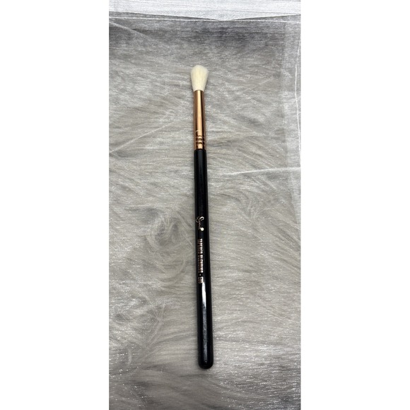 Sigma Beauty Other - SIGMA Beauty E35 Tapered Blending Brush Apply & Blend Crease Color, Black-Gold